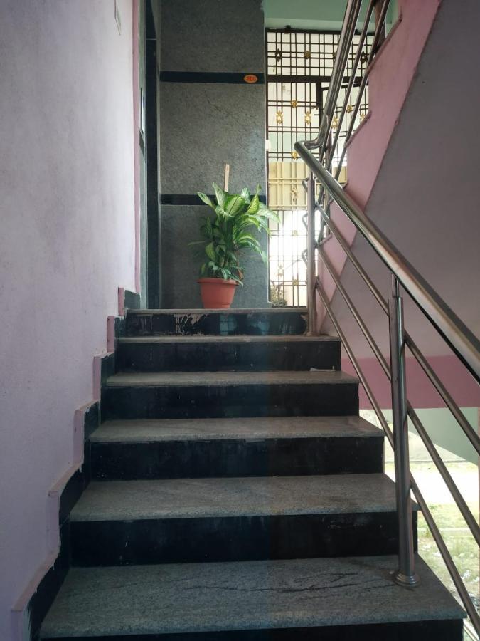 Sls Homestay - Luxury Ac Service Apartments 1Bhk, 2Bhk, 3Bhk - Direct Flyover To Alipiri Tirumala Gate - Walk To Ps4 Pure Veg Restaurants, Supermarkets - Near To National Highway & Padmavathi Amma Temple - Modular Kitchen, Living Room -Free Superfast Tirupati Esterno foto